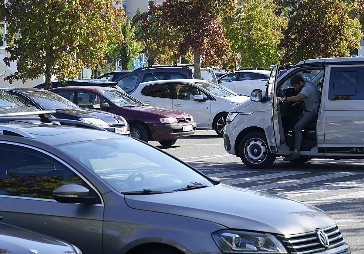 Vehículos en un aparcamiento.