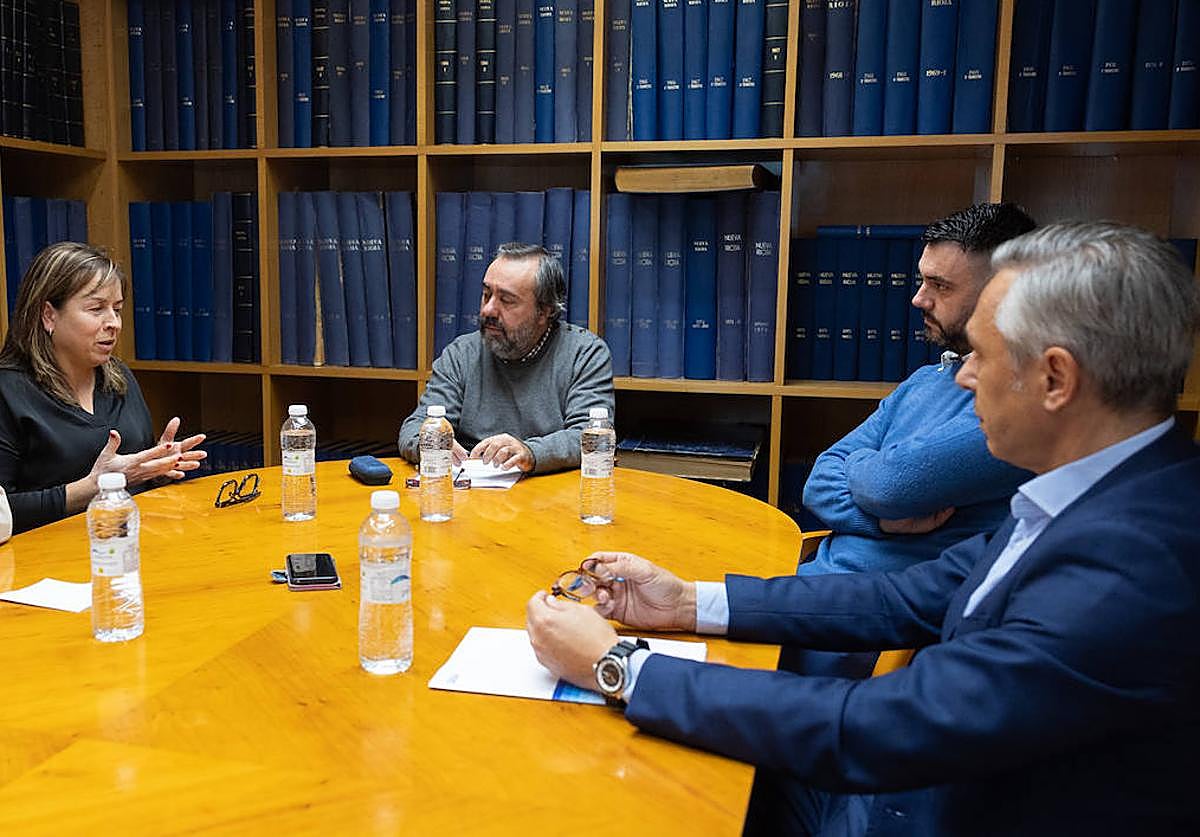 De izquierda a derecha, Berta Valgañón, César Álvarez (moderador), David Preciado e Ignacio Pérez.