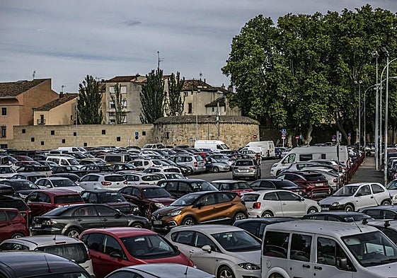 Decenas de coches estacionados en el aparcamiento de Valbuena, cerca de las Murallas del Revellín en Logroño.