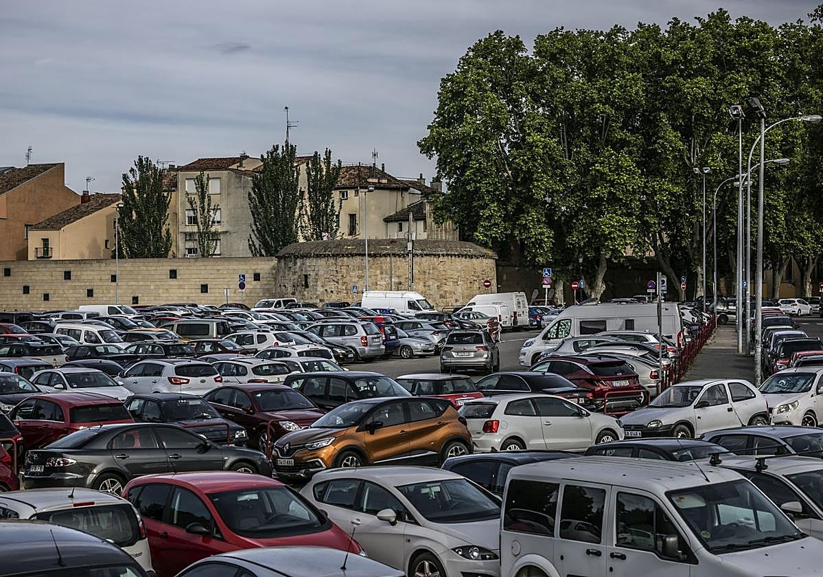 Decenas de coches estacionados en el aparcamiento de Valbuena, cerca de las Murallas del Revellín en Logroño.
