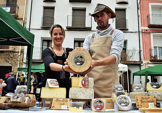 Moira Enjuanes y Álvaro Capellán muestran uno de los quesos que elaboran en Valle del Ciloria.