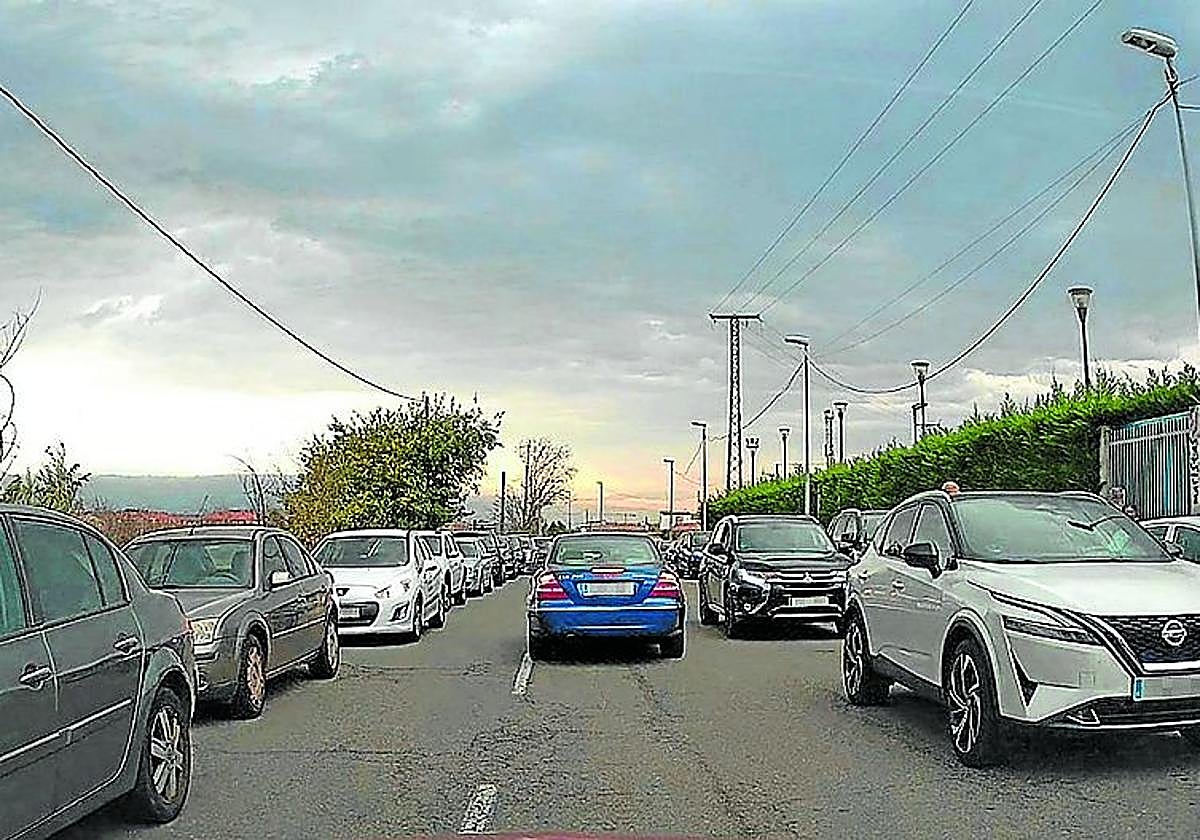 Coches aparcados en doble fila y en dirección contraria, hoy en La Guindilla.