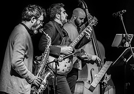 Marcos Collado (guitarra) y Los guardianes del compás.