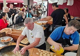 Puesto de elaboración de rosquillas en la feria de la golmajería del pasado año.