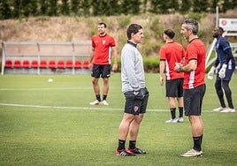 Unai Mendia habla con Iñaki en un entrenamiento de esta temporada.