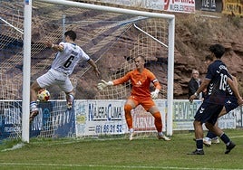 Ochoa remacha a la red un balón en un encuentro del Náxara.