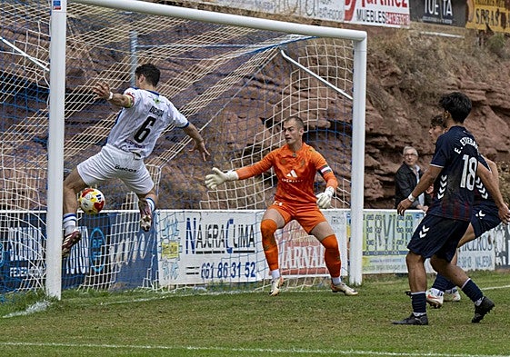Ochoa remacha a la red un balón en un encuentro del Náxara.