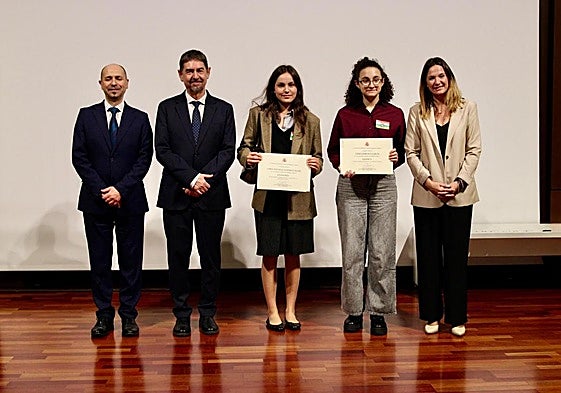 Las dos premiadas riojanas posan con sus diplomas.