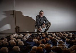 Óscar Cenzano, en la inauguración de su exposición ayer en la Casa de la Imagen.