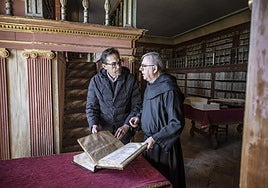 García Turza, a la derecha, conversa con el prior de Yuso, José Ramón Pérez Sáenz, en la biblioteca del monasterio.