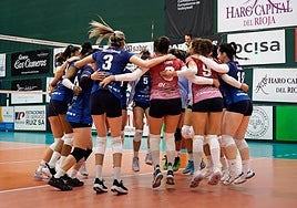 Las jugadoras del Ocisa Haro celebraban la victoria en la cancha del frontón de El Ferial.