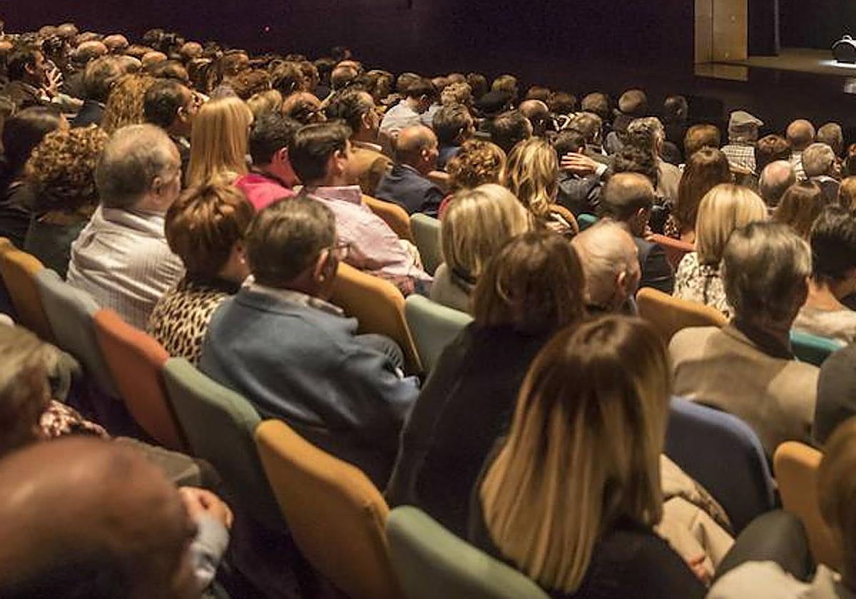 Público en el Teatro Cervantes de Arnedo, en una imagen de archivo.