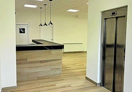 El espacio del bar de La Baronesa presenta un renovado aspecto, con nueva barra, nuevo suelo y repintado de instalaciones.