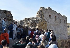 Visita de ayer en el exterior del recinto 2 (principal) en la parte de la poterna (acceso auxiliar) y junto al muro rehabilitado en otra intervención.