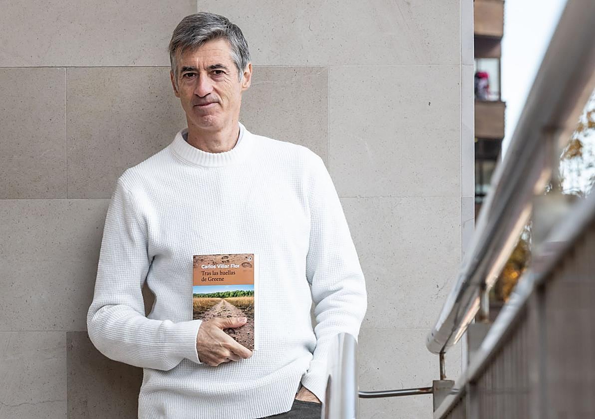 Carlos Villar Flor posa con un ejemplar de su última novela.