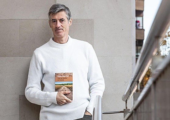 Carlos Villar Flor posa con un ejemplar de su última novela.