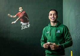 Javier Zabala, en el frontón Javier Adarraga con la imagen de Augusto Ibáñez, Titín III, en el rebote.