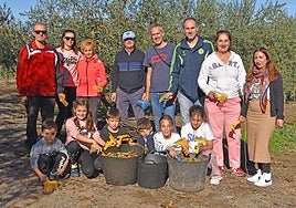Imagen de archivo de un grupo de participantes en la recolección en familia, en la almazara Hejul de Galilea.