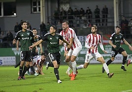 Un momento del partido en Las Llanas.