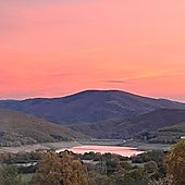 Atardecer reflejado sobre la cada vez más pequeña lámina de agua del González Lacasa, este domingo.