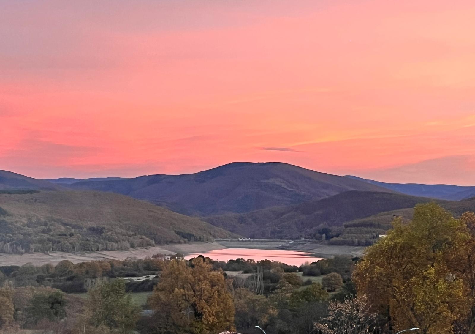 Atardecer reflejado sobre la cada vez más pequeña lámina de agua del González Lacasa, este domingo.