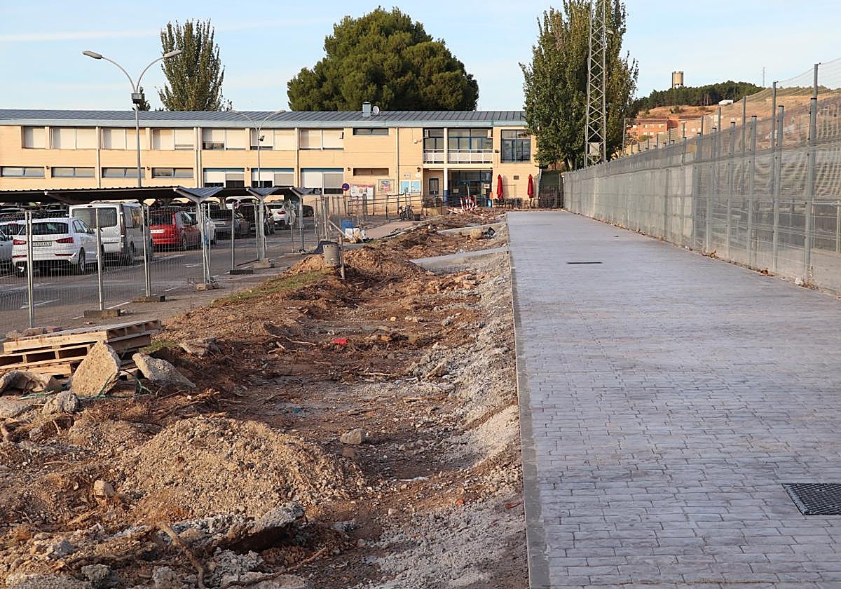 Los trabajos en el exterior han comenzado a pavimentar el paseo.