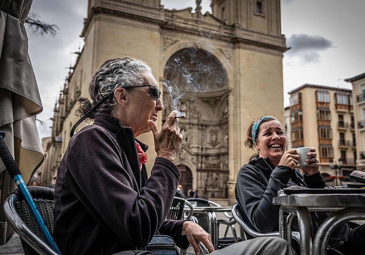 Logroñeses disfrutando en una terraza en la plaza del Mercado.