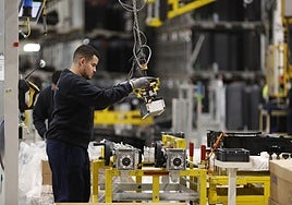 Un joven trabaja en una planta del sector de la automoción.