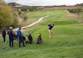 Un jugador inicia su recorrido con toda la calle por delante mientras es observado por sus compañeros de partido.