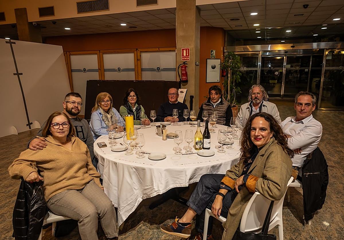 Varios asistentes posan durante la última entrega de premios del torneo de golf Rioja & Vino en el campo de Logroño-La Grajera.
