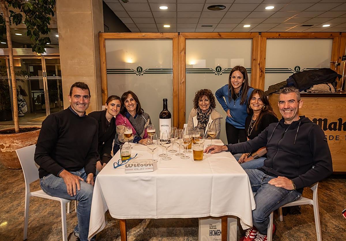 Una de las mesas de jugadores, con el campeón de segunda y su hermano