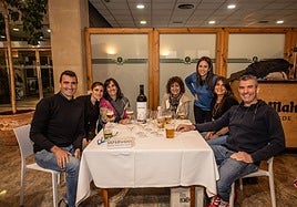 Una de las mesas de jugadores, con el campeón de segunda y su hermano