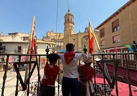 Varios niños disfrutan de las fiestas desde el balcón del Ayuntamiento de Labastida.