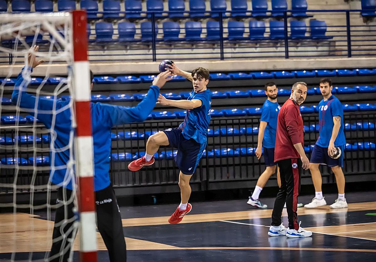 Jon Sastre lanza a portería en un entrenamiento.