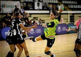 June Loidi anota uno de sus tres tantos en Málaga.