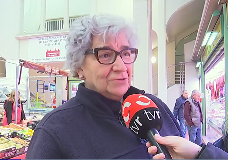 Una señora contesta a las preguntas de TVR.