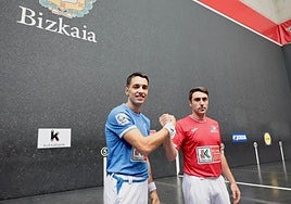 Javier Zabala y Peio Etxeberria se saludan después de la elección de material.