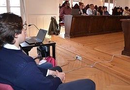 Mario Cornago, siguiendo el pleno de esta mañana desde los asientos destinados al público.