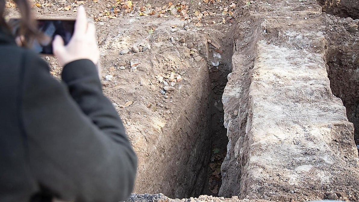 Primer lienzo de muralla descubierto.