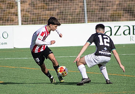 Nesta intenta llevarse el balón frente a Aimar, del Haro.