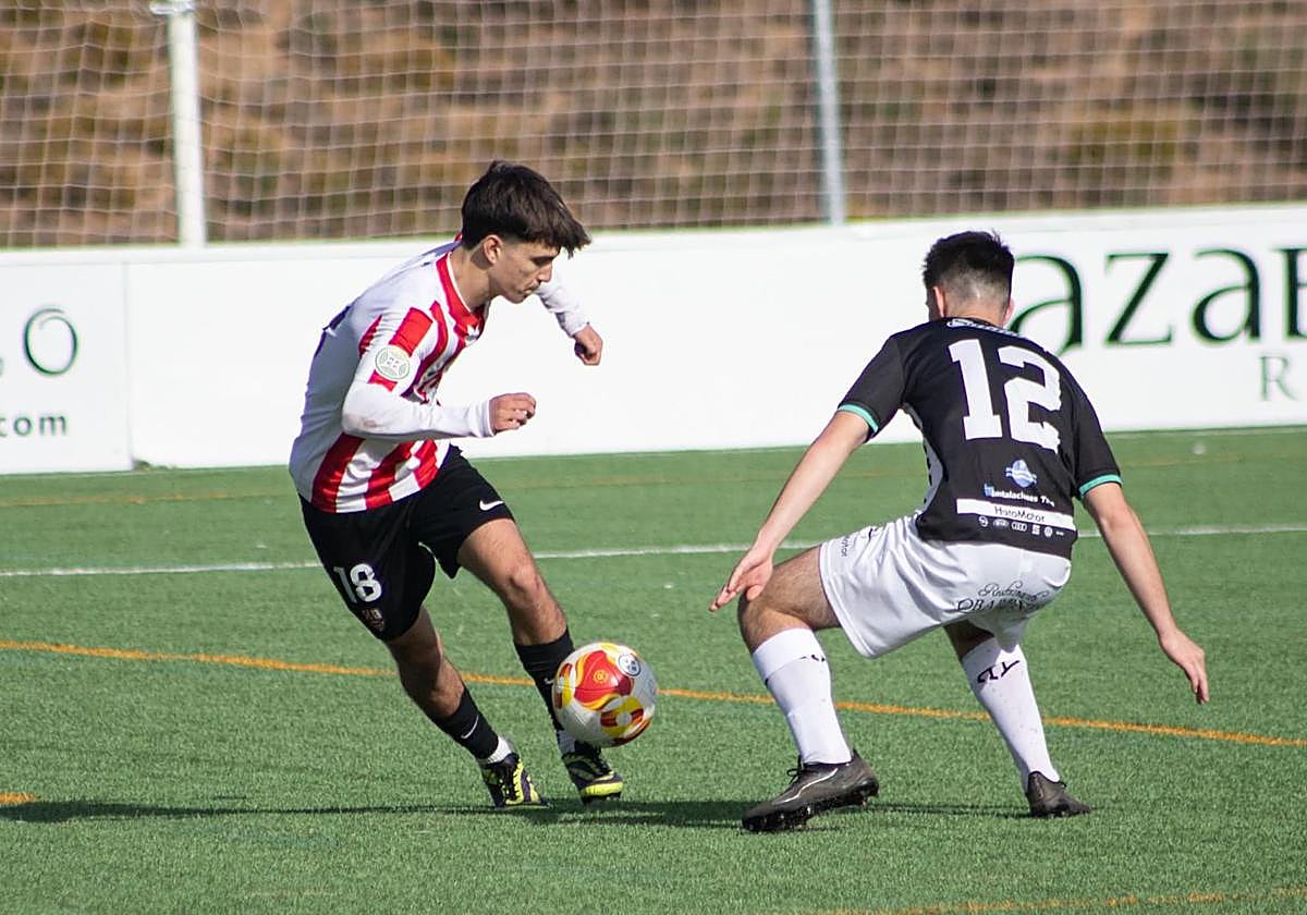 Nesta intenta llevarse el balón frente a Aimar, del Haro.