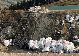 Amianto apilado en Zaldíbar tras el colapso del vertedero.