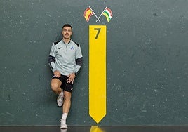 Carmelo Loza, apoyado en la pared del frontón Adarraga.