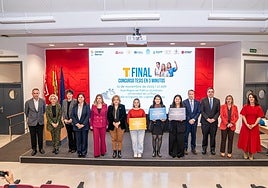 Las ganadoras del certamen, acompañadas de otros participantes y de las autoridades.