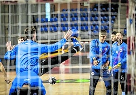 Marcos Cancio y Andrej Pergel calientan en un entrenamiento del Dicorpebal.