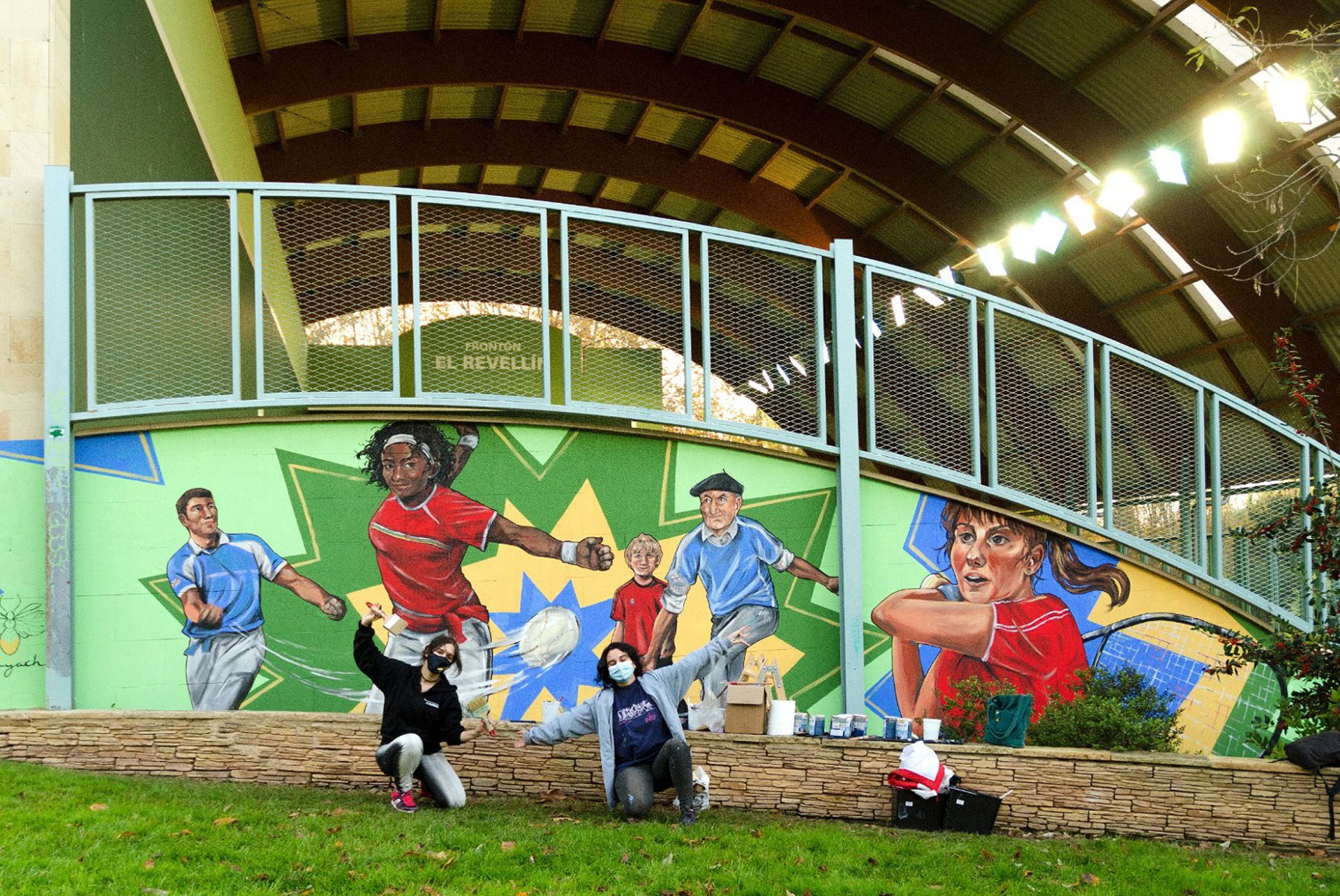 Mural realizado en 2020 en el frontón del Revellín por las jóvenes artistas logroñesas Sara Martínez Maiso e Irene Pérez Llach (grupo Marayach, el mismo de los murales sobre los cerramientos de las parcelas del parque Princesa Leonor) en la línea de las decoraciones deportivas que pueden también verse en el embarcadero.