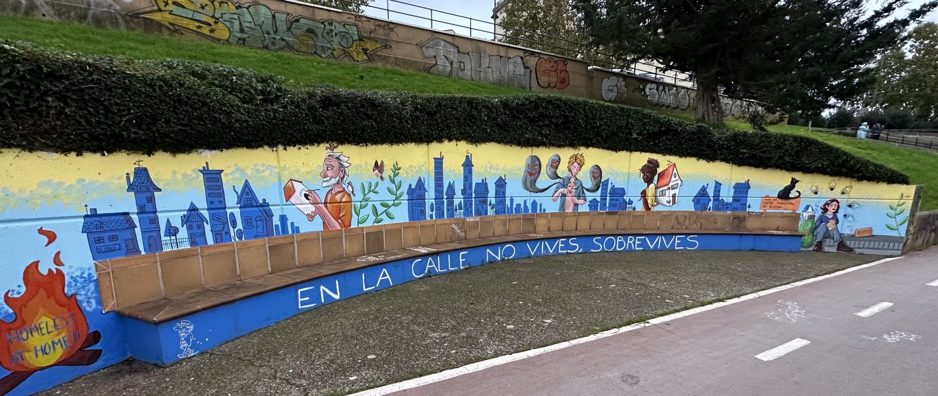 Creado por personas usuarias del Centro Municipal de Acogida, en el Paseo de la Florida, a orillas del río Ebro (en las inmediaciones del Puente de Piedra), es uno de los murales colaborativos o comunitarios (caso de los del 'orgullo de barrio' de San José-Madre de Dios o contra la violencia machista en General Urrutia).