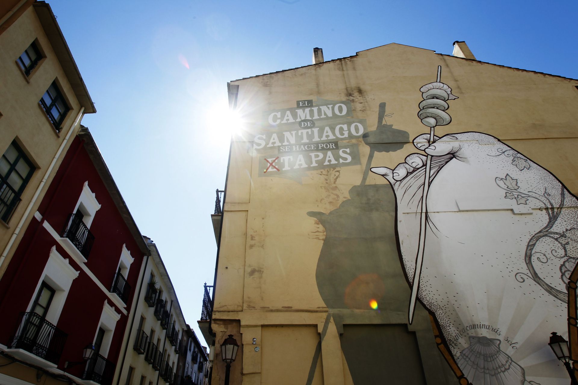 Homenaje al saber vivir de Logroño e invitación al peregrino a degustar unos pinchos de la mano del grupo Boa Mistura en la esquina de la calle Mayor con la travesía de Palacio (detrás del albegue) en 2010 (con la colaboración del Aula de Cultura de Diario LA RIOJA).