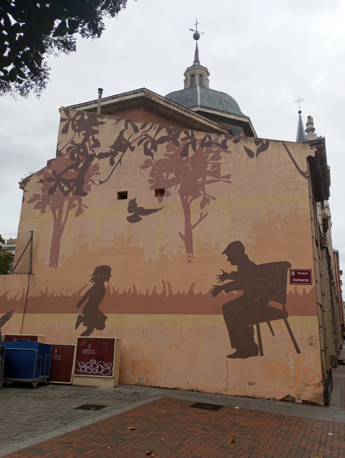 Sara Ramírez ganó en 2007 el concurso de ideas para la remodelación del mural existente en el medianil de la iglesia de Santa Teresita con un dibujo que recogía el recuerdo de su infancia en ese mismo parque con su abuelo Pedro (en 1995 del mismo se ocupó el Aula de Diseño de la Esdir, dentro de la celebración del Fuero).