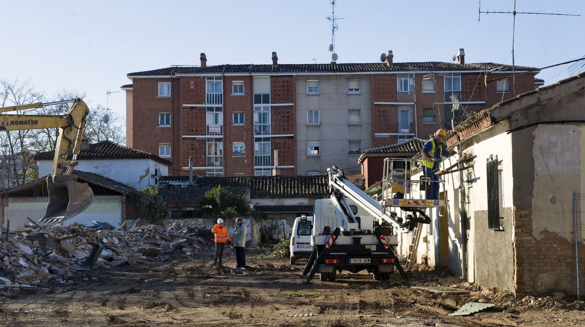 Derribo de la manzana de viviendas que daba a Luis de Ulloa en 2016 y en la que se mantuvo, ya desocupada, la que ahora será demolida.